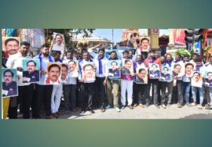 ತುಮಕೂರು: ಡಾ.ಪರಮೇಶ್ವರ್‍’ಗೆ ಸಿಎಂ ಸ್ಥಾನಕ್ಕೆ ಬೆಂಬಲಿಗರ ಪಟ್ಟು: 101 ಈಡುಗಾಯಿ ಹೊಡೆದು ಹರಕೆ ಸಲ್ಲಿಕೆ