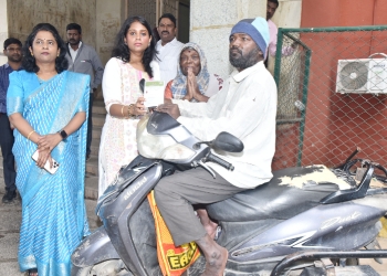 ತುಮಕೂರು: ಹೊಸ ಪರಿತರ ಚೀಟಿ ವಿತರಿಸಿದ ಜಿಲ್ಲಾಧಿಕಾರಿ