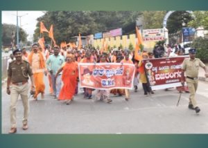 ತುಮಕೂರು: ಮಹಿಳೆಯರೂ ಸೇರಿದಂತೆ ನೂರಾರು ದತ್ತಭಕ್ತರಿಂದ ದತ್ತಪೀಠ ಯಾತ್ರೆ