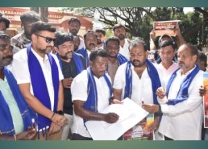 ತುಮಕೂರು: ಪರಮೇಶ್ವರಗೆ ಮುಖ್ಯಮಂತ್ರಿ ಸ್ಥಾನ ನೀಡಲು ಆಗ್ರಹ: ಅಭಿಮಾನಿಗಳ ರಕ್ತ ಸಹಿ ಸಂಗ್ರಹ