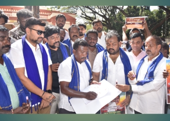 ತುಮಕೂರು: ಪರಮೇಶ್ವರಗೆ ಮುಖ್ಯಮಂತ್ರಿ ಸ್ಥಾನ ನೀಡಲು ಆಗ್ರಹ: ಅಭಿಮಾನಿಗಳ ರಕ್ತ ಸಹಿ ಸಂಗ್ರಹ